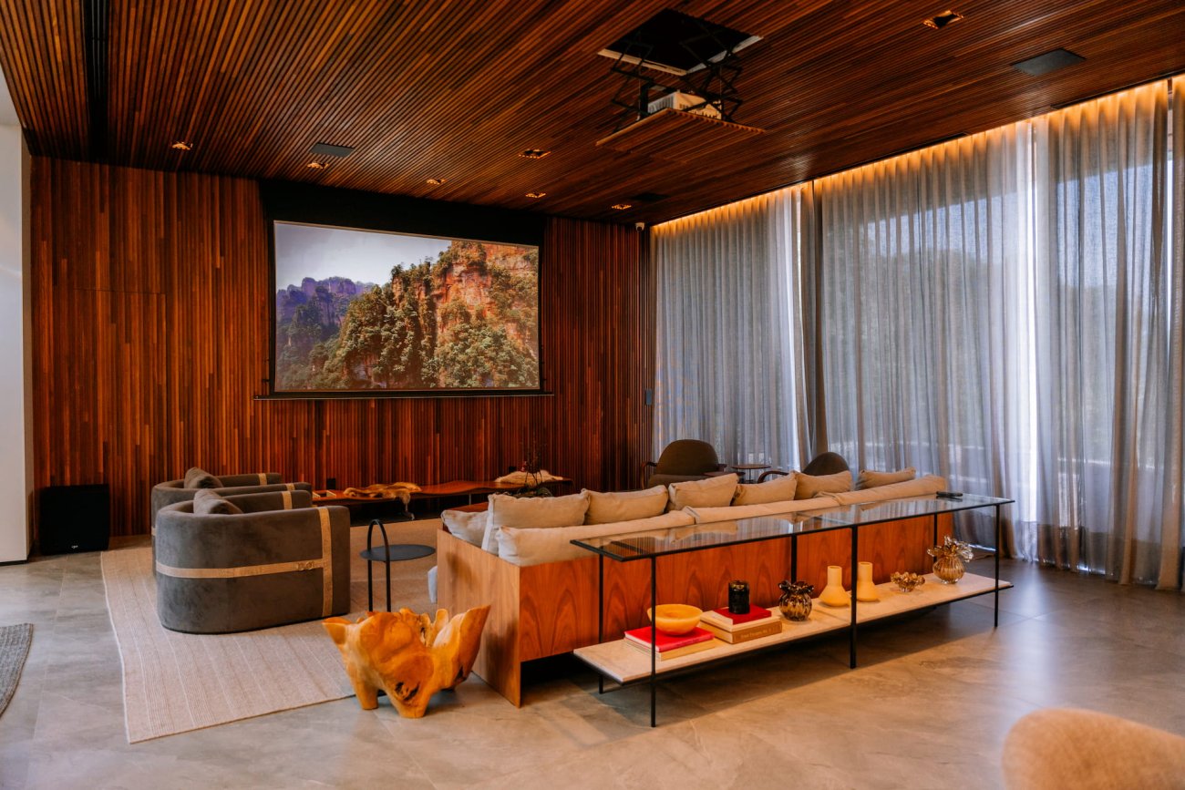 Um dos ambientes de maior metragem da residência é o home theater, que recebeu equipamentos de áudio & vídeo de excelência para proporcionar aos moradores, uma experiência de cinema em casa.