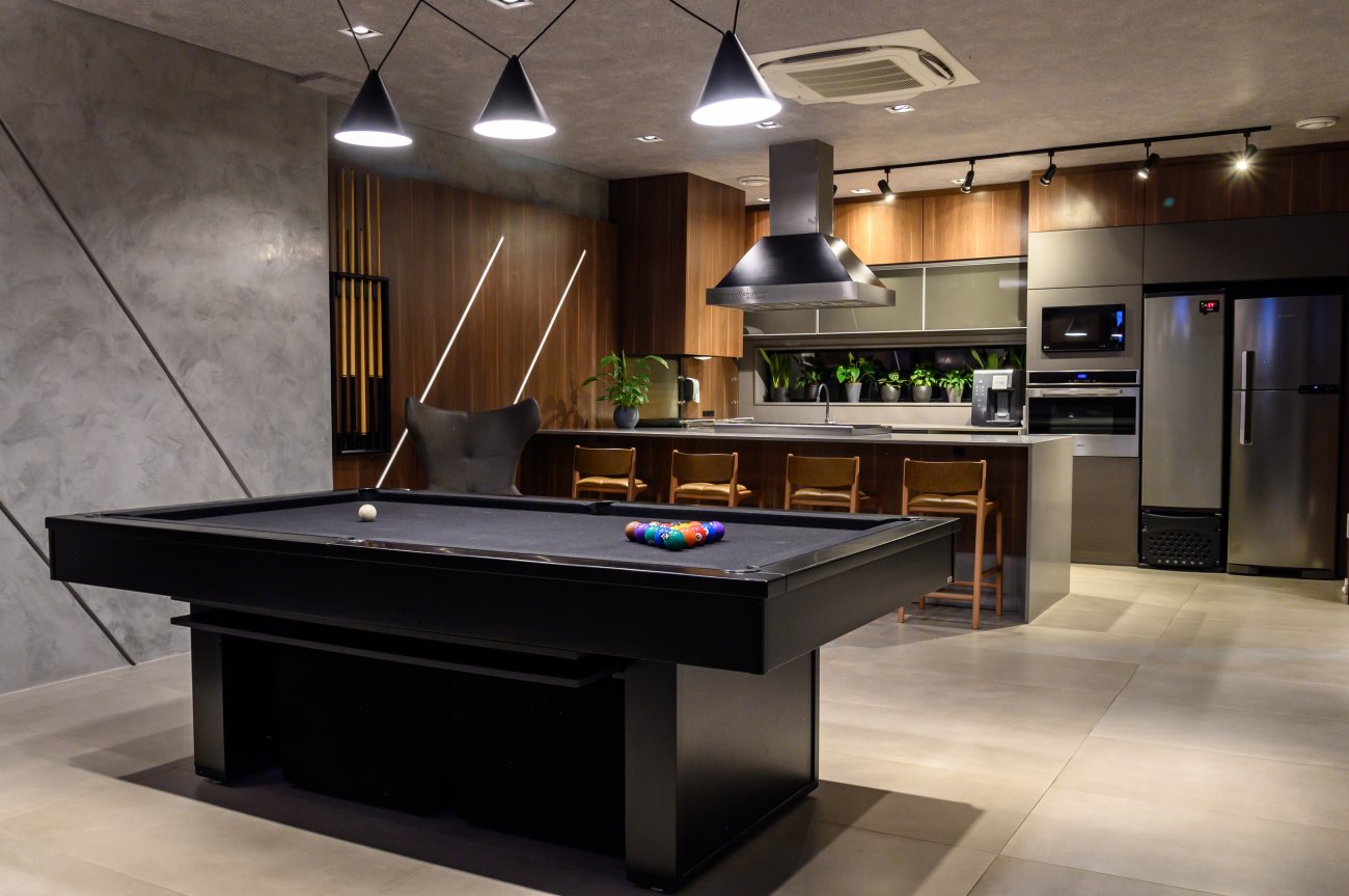 No Pub, foram instaladas novas caixas de som invisíveis, de alta performance da Sonance, que vieram para revolucionar a distribuição de áudio multiroom e também, sala de home theater dedicado. Elas também podem ser instaladas atrás de papéis de parede e de alguns revestimentos, não ficando aparentes em nenhuma situação.<br><br>O resultado de um showroom incrível com novas soluções associadas a alta tecnologia vem sendo de crescimento exponencial e tornando a marca, um verdadeiro modelo de empresa para o segmento.